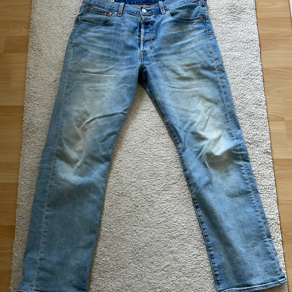 Levis Jeans Använt skick   Storlek: W:33 L:30  Modell: 501. Jeans & Byxor.