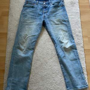 Levis Jeans Använt skick   Storlek: W:33 L:30  Modell: 501