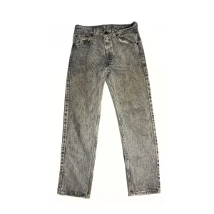 Levi’s 505 - Size: 29/30. Grå melerad. Condition: Vintage. Alla jeans är uppmätta av oss! Har ni frågor eller funderingar är det bara slide DM, tveka inte!