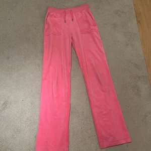 Juicy couture  - Säljer mina juicy byxor som är i storlek xs men dom sitter lite mer som xss fast passar fortfarande xs. Sen även sitter dom jätte fint nypris 1200kr