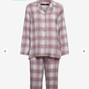 Säljer detta pyjamas set som endast är använt en gång så det är i bra skick💞tryck på köp nu 