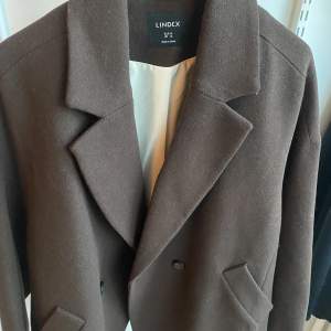 Fin brun jacka från Lindex, aldrig använd! Passar stockholmsstil och perfekt för höst/vinter