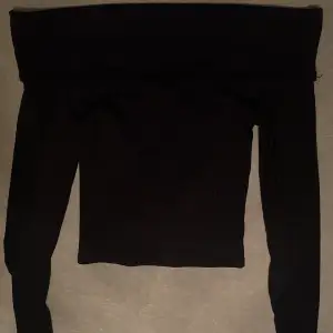 svart tröja köpt från hm, den är storlek XS men enligt mig som använder S vanligtvis sitter den mer som S🩷