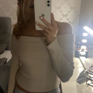 stickad off shoulder 🩷🩷 - Superfin tröja från gina tricot 💘💘 Endast använd en gång!