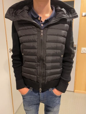 Moncler cardigan - Moncler cardigan i fint skick, använd några gånger. Inga hål i den, nfc tag och qr kod finns.