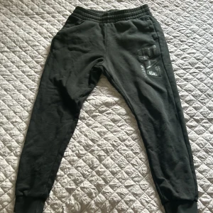 EA7 byxor  - Köpta förra året men nu är dem för små för mig  