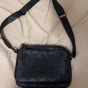 Hej säker en jätte snygg lv trio bag den är knappt andvänder jätte bra skick skriv om intresserad eller har frågor