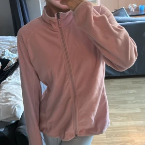 Fleece tröja  - Skön fleece tröja kanppt använd.