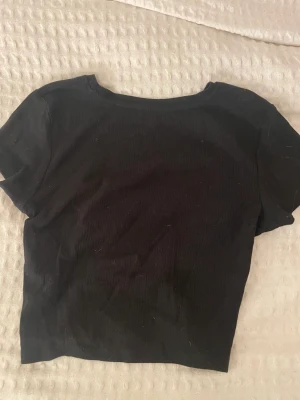 svart t shirt - säljer denna jätte fina croppade t shirt❤️