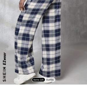 Pyjamas byxor i wide leg med blå och vita rutor 