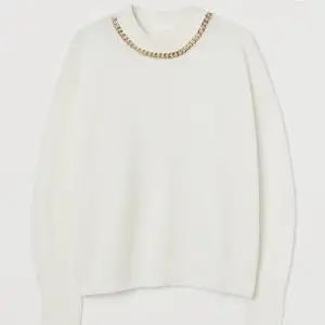 En super fin vit stickad tröja med kedja. Aldrig använd och därför i nyskick. (Lappen sitter inte kvar) Orginal pris är 250kr. 💓
