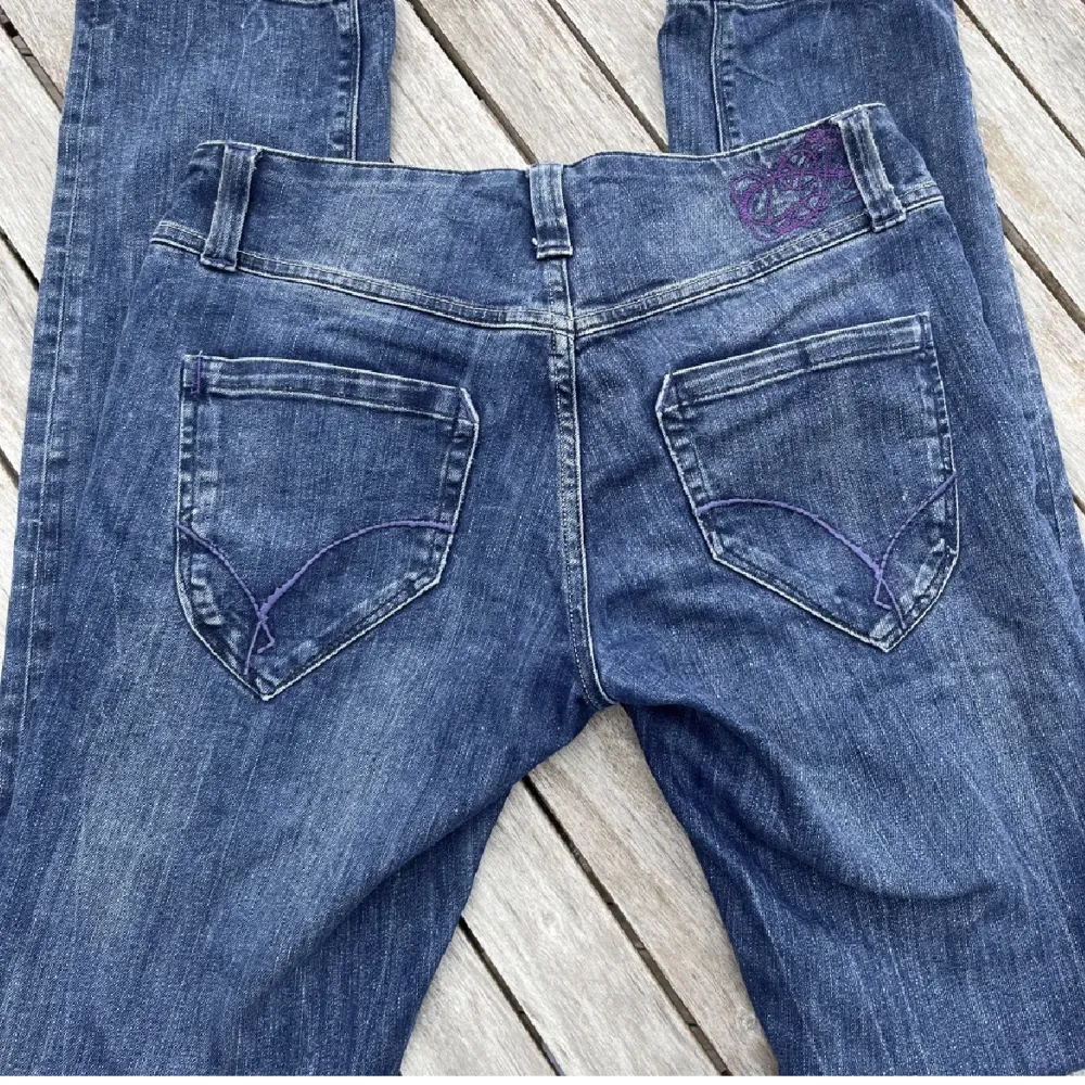 Säljer mina fina  lowwaist jeans som tyvärr inte passar längre. Jensen är lågmidjade, utsvängda och har slits längst ned . Jeans & Byxor.
