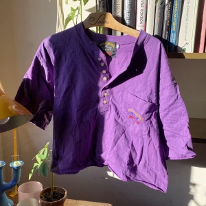 Lila tisha - Avklippt T-shirt! 