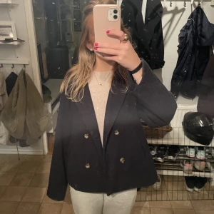 Storlek 164 - Säljer nu min jätte snugga kappa från mango kids i storlek 164. Den sitter dock som en xs/s, jag är 167💓