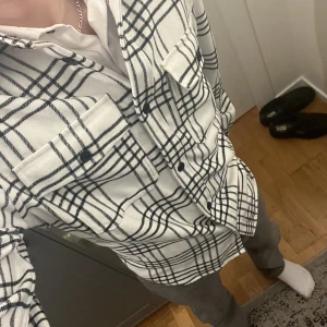 Randig/rutig overshirt - Overshirt från hm i perfekt skick då jag aldrig använt den Fin till hösten🍂  Skriv om du undrar något🔥