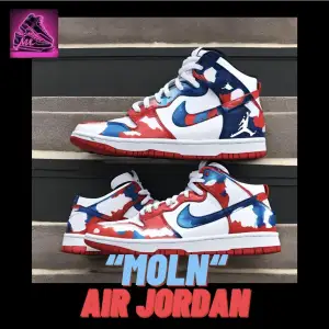 Vi har fyllt upp lagret med ett par nya Jordans ”Moln”. Finns i 42🎨🖌️ Vi finns på alla plattformar, skicka DM vid intresse. Målar även andra skor efter beställning✅🚛 Spårbar PostNord eller Instabox leverans