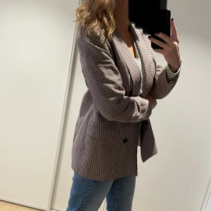 Kavaj från Zara - Nypris 799kr Oversized kavaj i rutigt mönster.