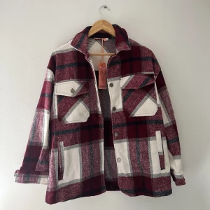 Höstjacka  - Rödrutig snygg höstjacka från Chelsea. Aldrig använd, lappar sitter kvar. Är i storlek xs. Öppen för prisförslag🤍