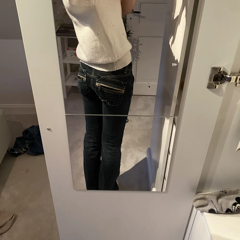 Jättensygga unika lågmidjade jeans i bra skick, dom är mörkblå, vintage. Jeans & Byxor.