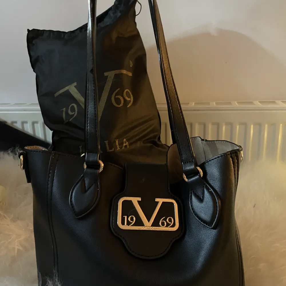 En jättesöt liten handväska från Versace. Äkta! And vänd få gånger.  Obs… man får påsen med på köpet💕💕😙. Väskor.