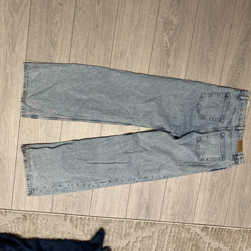 Säljer min dotters monki byxor, då dom är endast använda ett fåtal gånger. Storlek 38, köptes för 400kr säljer för 190kr. Kan fraktas eller mötas upp:). Jeans & Byxor.