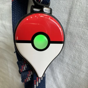 Pokémon GO plus - Fungerar lika bra som den gjorde när jag köpte den. Har några små repor men inget som påverkar produkten. Du får ett nytt batteri i, går att förhandla