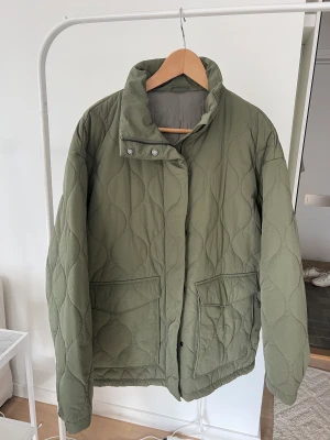 & Other Stories grön jacka - Grön jacka från & Other Stories. Superfint skick. Storlek L. 
