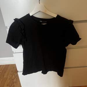 T-shirt från zara med volanger på armarna, använd men fint skick 