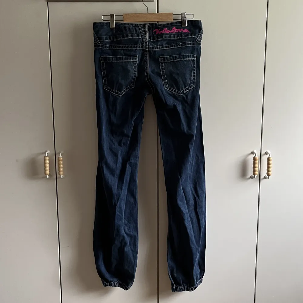 Jeans från Koola Anna med låg midja och rosa detaljer. I fint skick.. Jeans & Byxor.