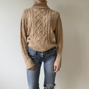 Stickad polo - Stickad bomulls polo i 100% bomull, en fin brunbeige färg. Den är i fint skick men lite slita längst ner vi muddarna (ses sista bilden) av tid. 