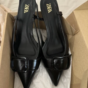 Klackar  - Världens coolaste klackar som inte har kommit till användning, bara provade inomhus! Är inte van att gå i klackar därav säljer! Så snygga under ett par långa byxor 😭