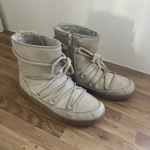 Vinterskor - Beiga vinterskor, använda en säsong.