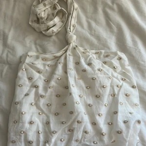 Fest topp - Super fin topp från Zara, knappt använd❤️den är inte genomskinlig 