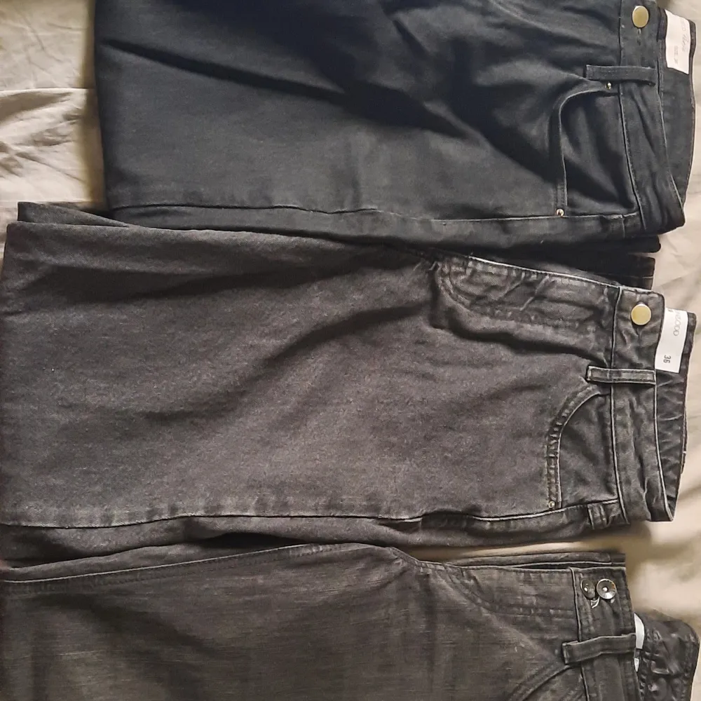 Säljer massa olika jeans i storlek 36-38 Rensar ut min garderob och kläder som inte längre kommer till användning.   för fler bilder och info skriv pm.  Alla jeans kostar 100kr /st om du vill köpa alla 4st så kostar det 300. Pris kan diskuteras. Jeans & Byxor.