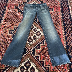 Disel jeans - Supersnygga bootcut disel jeans i perfekt skick!🌟Storlek 27. Mått: midja: 39, innerbenslängd: 84💘Skriv om du har frågor, pris kan diskuteras!