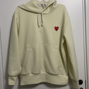 Comme des Garçons hoodie  - Säljer denna COMME des GARCONS hoodie för ett bra och billigt pris | Skön hoodie för en sen sommarkväll ☀️| Liten i storleken | Nypris 2000kr | Mitt pris 400kr | Föreslår att köpa ifall man har storleken s | Skriv gärna för övriga frågor 😊