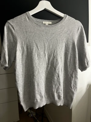 Stickad kortärmad tröja - Super fin tröja som tyvär är lite stor för mig. Tvättad fåtal gånger. Pris kan diskuteras 