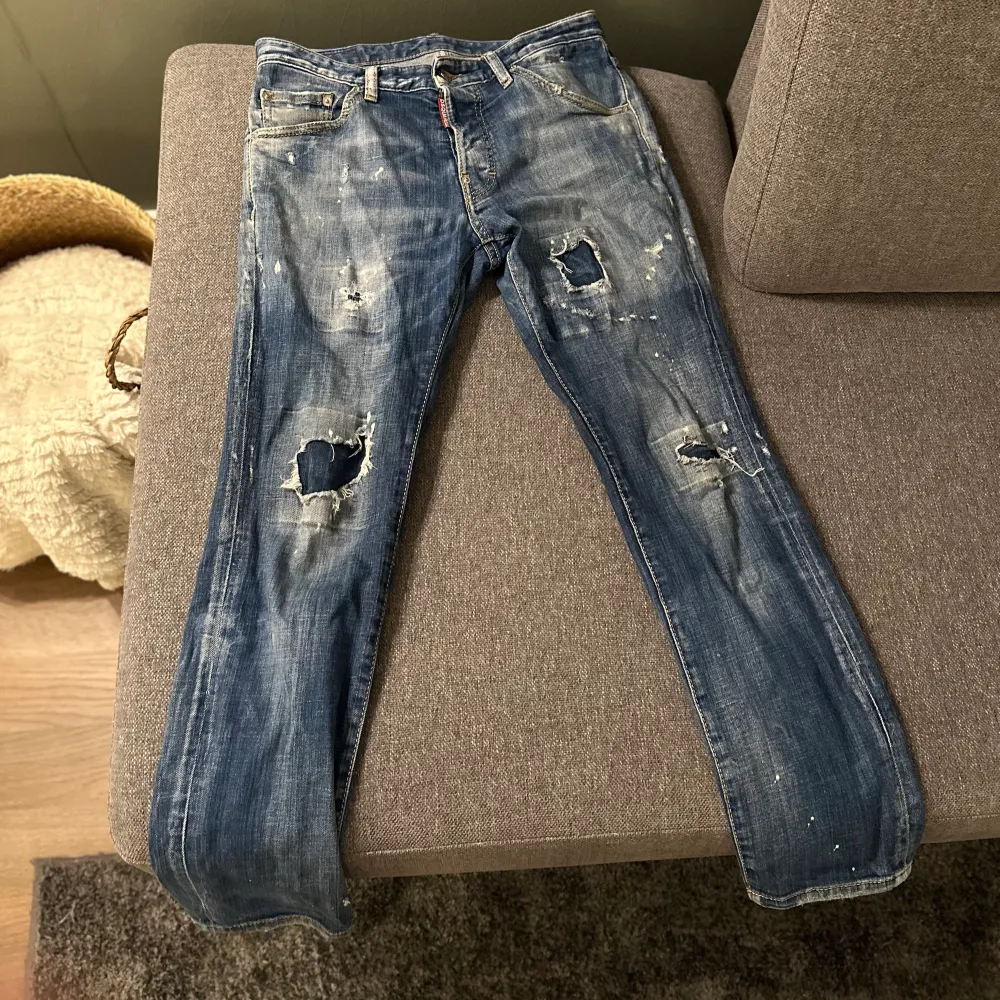 Säljer mina dsquared2 jeans för har ingen användning av dom och dom är för små för mig. Köpte dom på miinto för 4000 tusen för typ 3 år sedan och dom är i bra skick fortfarande. Skriv om ni har frågor . Jeans & Byxor.