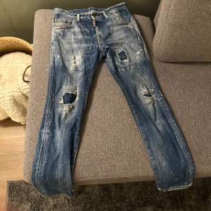 Säljer mina dsquared2 jeans för har ingen användning av dom och dom är för små för mig. Köpte dom på miinto för 4000 tusen för typ 3 år sedan och dom är i bra skick fortfarande. Skriv om ni har frågor 