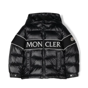 Söker - Söker moncler jacka till pojke 9 år 140/150. Behöver intr vara just den modellen. .