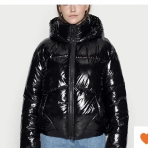 Glansig vinterjacka VERO MODA - Superfin vinterjacka från veromoda💛väldigt bra skick och inga defekter eller liknande skick som tyder på användning!! Sparsamt använd och storlek M men passar mig som bär s/m annars!! Finns inte längre att köpa🐊 pris går att diskutera vid snabb affär!!