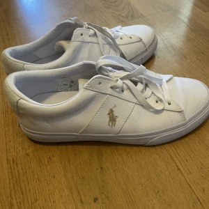  Ralph Lauren Skor  - Skulle vilja kolla om någon var intresserad av dessa Ralph Lauren skor. Pris kan diskuteras😊 köpta för 1000