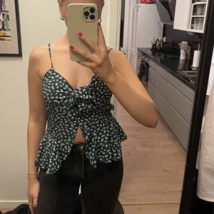 Topp  - Grön blommig top i mycket bra skick! 