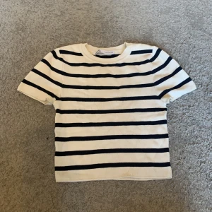 Zara topp - Säljer denna jättegulliga zara toppen i svart och vitt i bra sick 