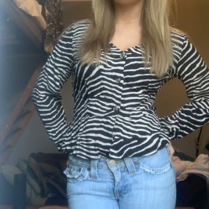 Blus - Asnice zebra-mönstrig blus från Hm  