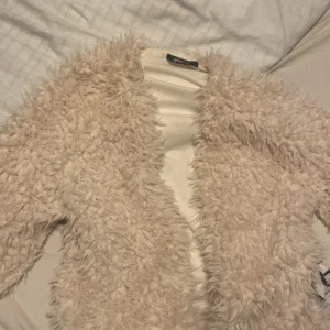 Fluff jacka/kofta  - En väldigt mysig kofta från Ginatrickot i storlek L den är inte så stor utan liten i storleken och vid köp blir den tvättad
