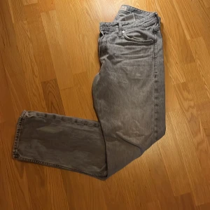 Jack and Jones jeans - Ett par grå snygga Jack and Jones jeans i färgen grå.