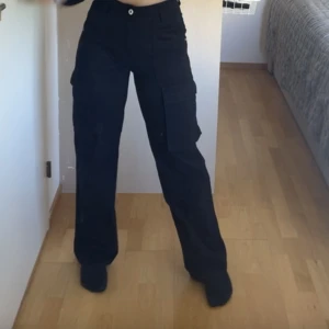 Cargo byxor - Bershka medium Rise cargo straight, mycket bra skick, skriv för fler bilder. Storlek 34 passar S