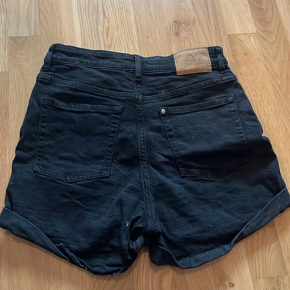 Snygga svarta jeans shorts med ultra High waist! Änvända 1 gång så jättefint skick. Shorts.