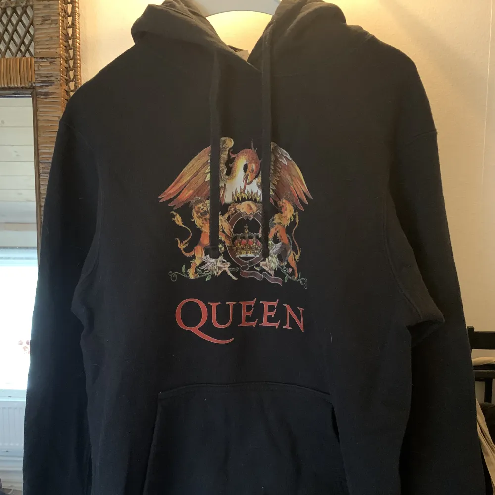 jättefin och mjuk queen hoodie, säljer då den inte kommer till användning :). Hoodies.